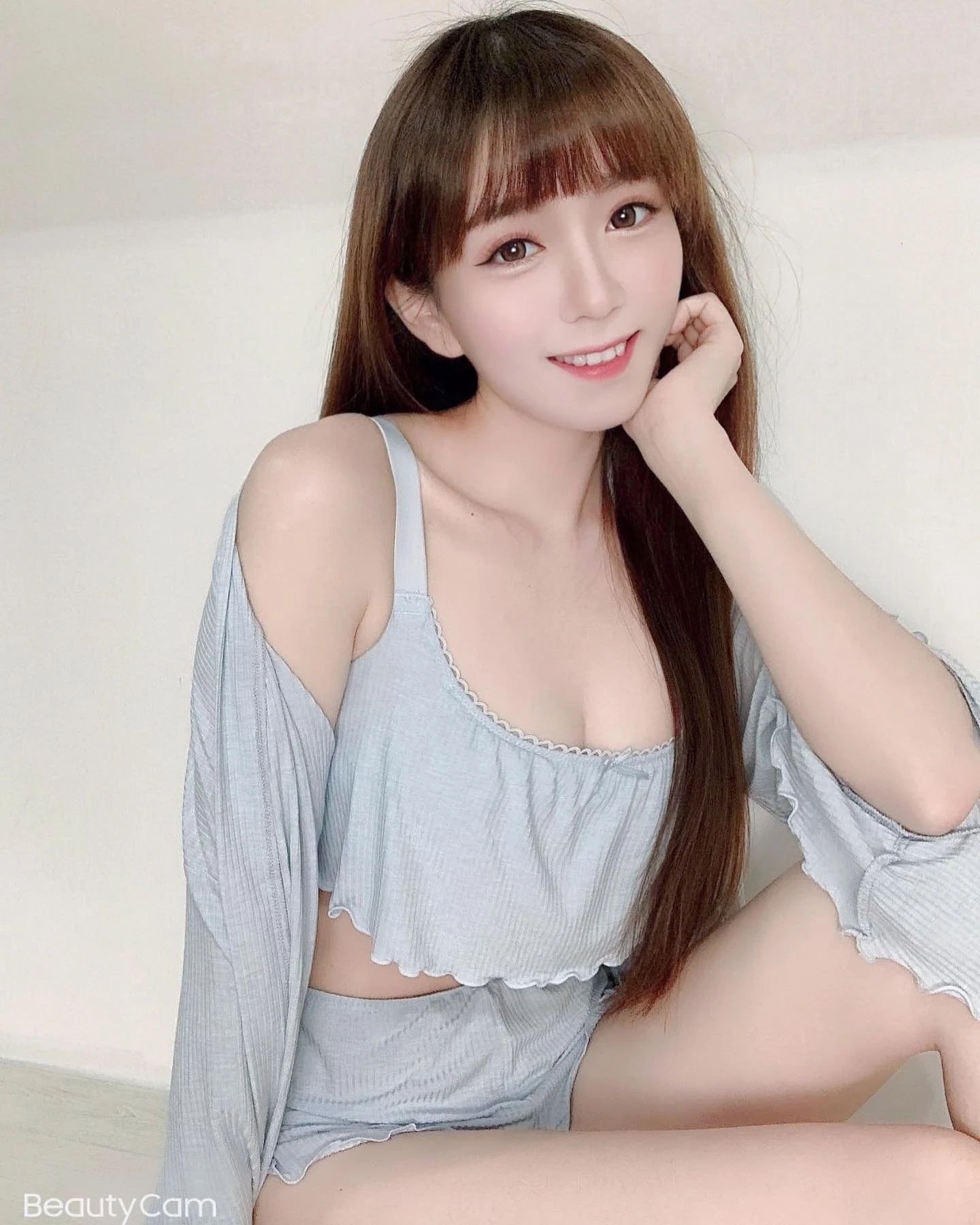 超正妹纸“一颗小蛋黄”水汪大眼让人恋爱啦“养眼美乳外露”五官好耐看！