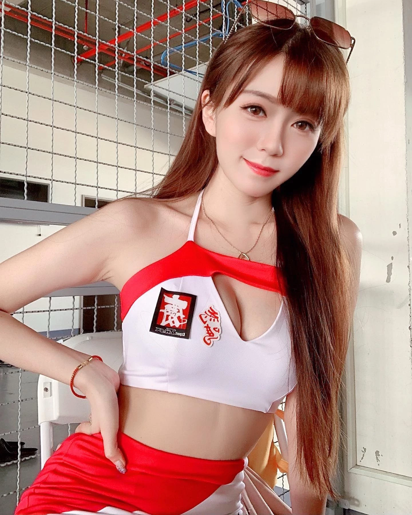 超正妹纸“一颗小蛋黄”水汪大眼让人恋爱啦“养眼美乳外露”五官好耐看！