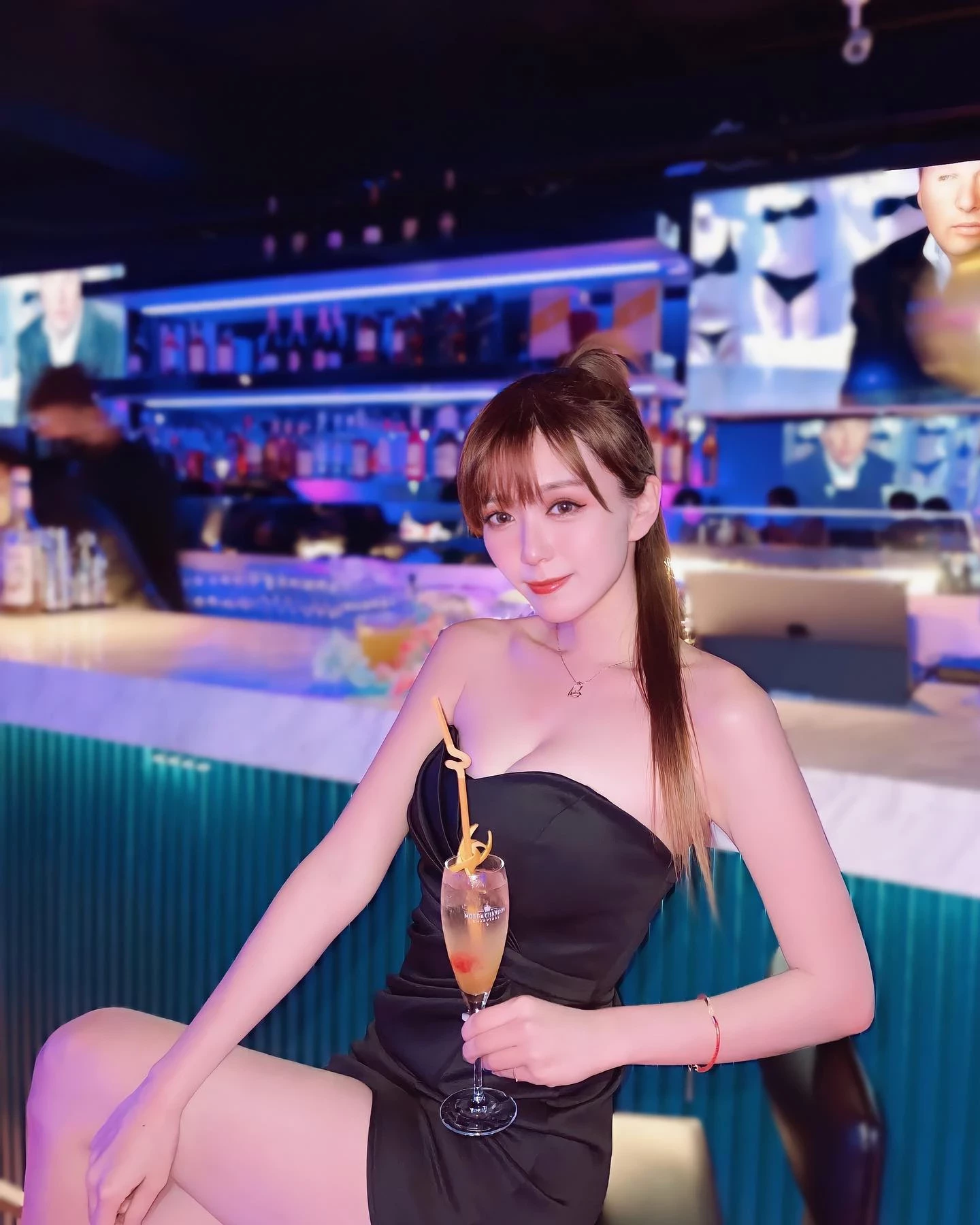 超正妹纸“一颗小蛋黄”水汪大眼让人恋爱啦“养眼美乳外露”五官好耐看！