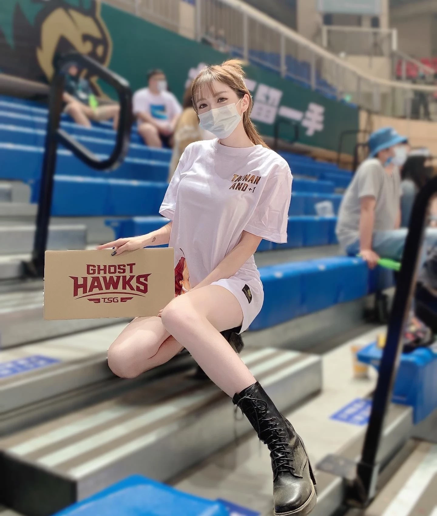 超正妹纸“一颗小蛋黄”水汪大眼让人恋爱啦“养眼美乳外露”五官好耐看！